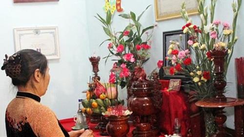 thap huong len ban tho Thắp hương lên bàn thờ