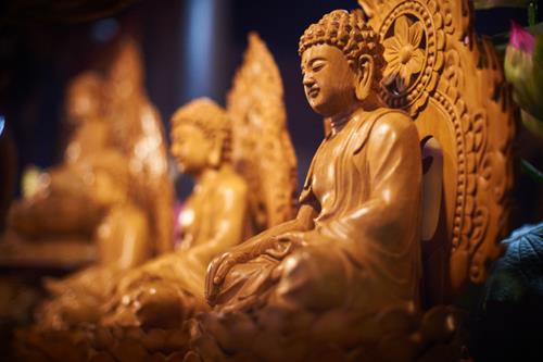 tho nhieu tuong phat trong nha