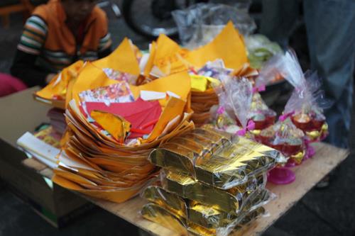 vang ma khong duoc dat len ban tho