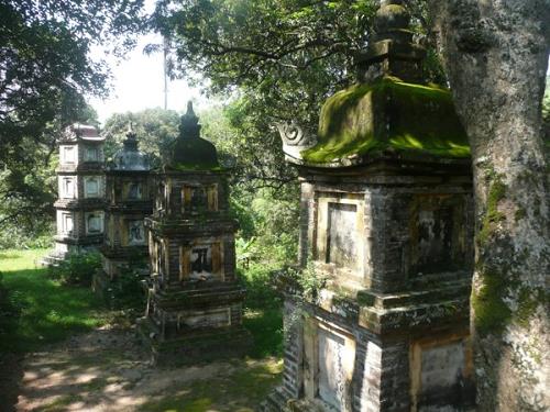 tháp đá chùa hàm long thap da chua ham long