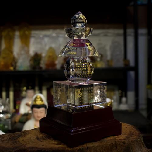 Thap xa loi lam tu thuy tinh co de go