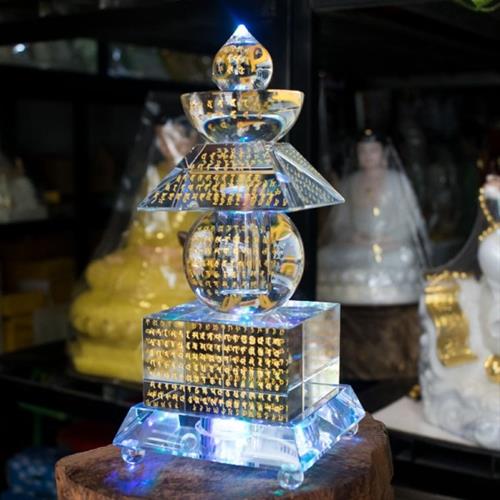 Thap xa loi lam tu thuy tinh khac tam kinh