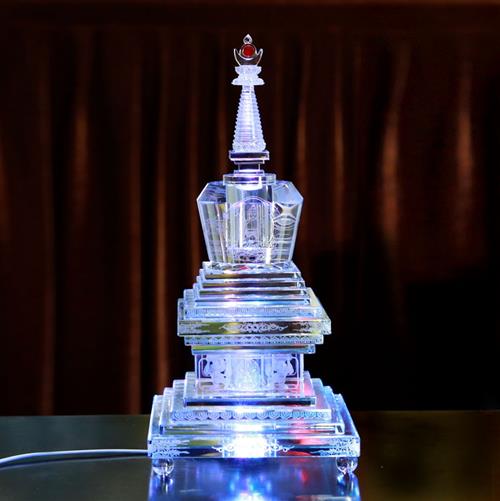 Thap xa loi lam tu thuy tinh ngu sac