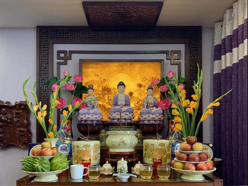 Thu khong nen bay tren ban tho Phat