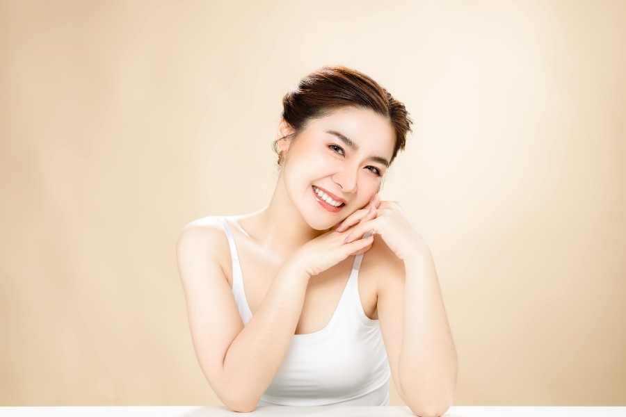 Bôi Kem Chống Nắng Khi Ở Nhà Có Thực Sự Cần Thiết Không? Bôi Kem Chống Nắng Khi Ở Nhà Có Thực Sự Cần Thiết Không?