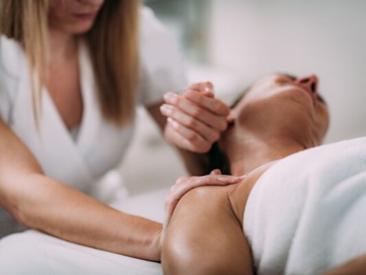 Sai lầm của bạn khi quên chăm sóc vùng da cổ