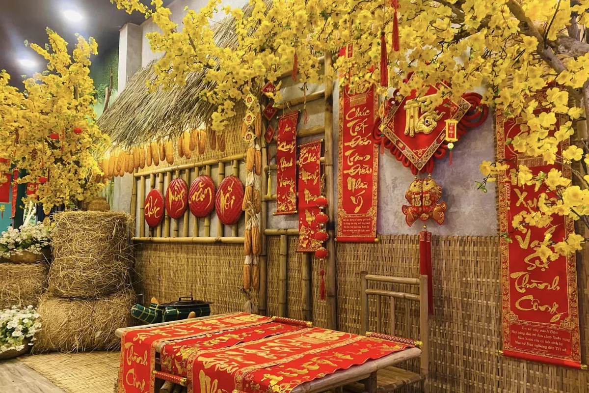 Trang trí gian hàng Tết bằng cây Mai - Biểu tượng của sự sum vầy và tài lộc