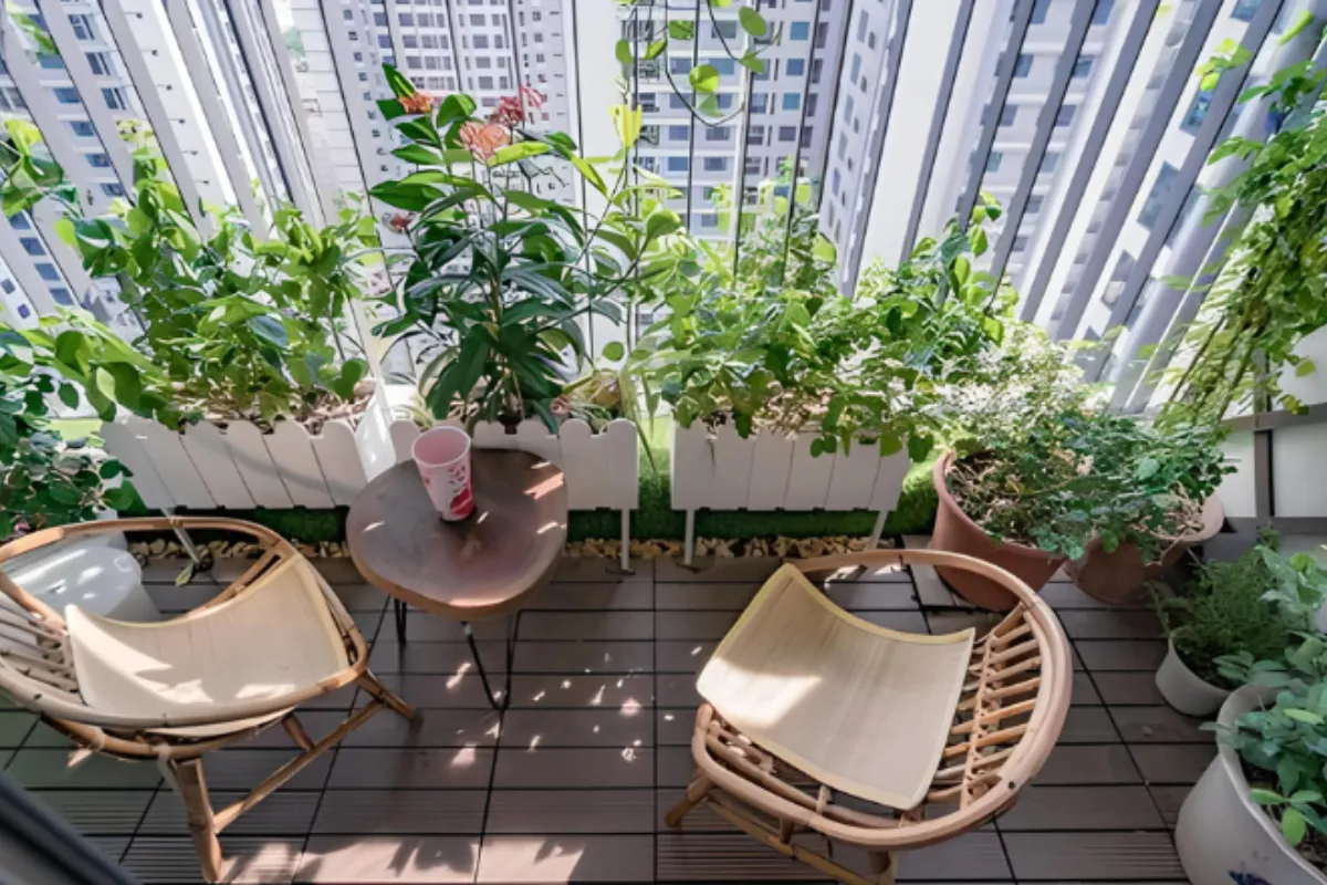 Biến ban công thành góc xanh - Sáng tạo không gian với kệ và giá treo