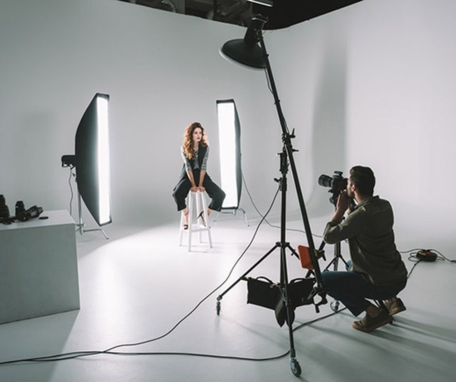 1-anh-sang-nhan-tao-trong-nhiep-anh-anh-sang-tu-nhung-den-flash-trong-studio-la-mot-vi-du-1678510983-1