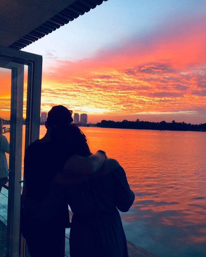 2-cap-doi-chup-nguoc-sang-duoi-anh-hoang-hon