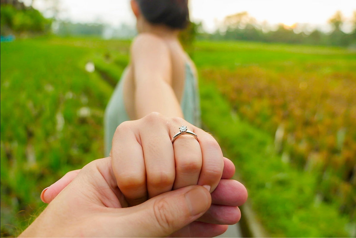 anh-chup-cap-doi-nam-tay-dang-deo-nhan