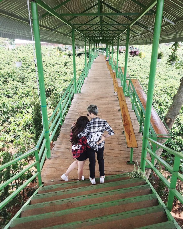 chup-anh-phia-sau-cap-doi