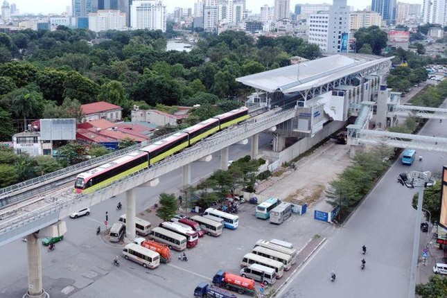 Điểm xuất phát bắt đầu từ tuyến metro Nhổn và điểm cuối của đoạn thử nghiệm đoàn tàu trên cao ở ga S8, đối diện Trường Đại Học Giao thông vận tải