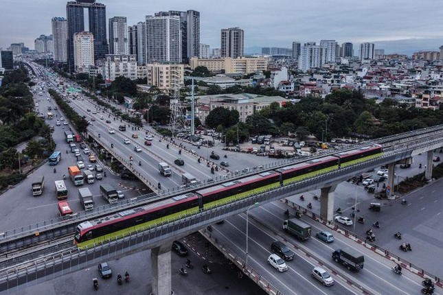 Đoạn đường sắt đi qua ngã tư Phạm Văn Đồng - Mai Dịch một trong những trực đường thường xuyên đông đúc nhất nhì Thủ Đô. Cũng là nơi tiến hành vận hành thử đầu tiên của tuyến đường sắt đô thị Nhổn - Ga Hà Nội