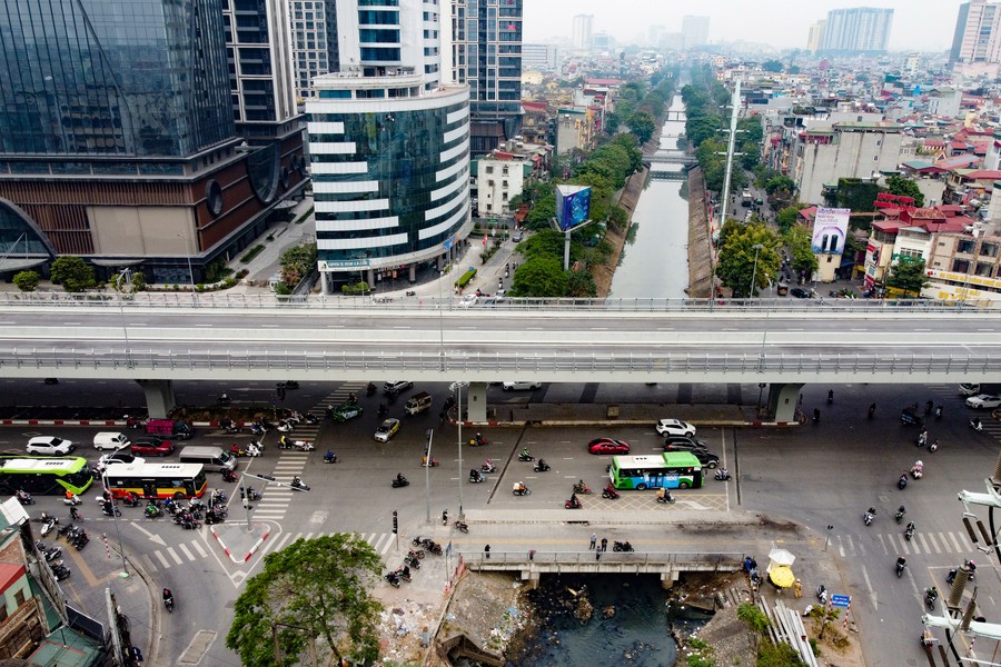 duong-vanh-dai-2-doan-tren-cao-di-qua-nhung-truc-giao-thong-dong-duc-thuong-xuyen-xay-ra-un-tac-trong-gio-cao-diem-cua-thu-do