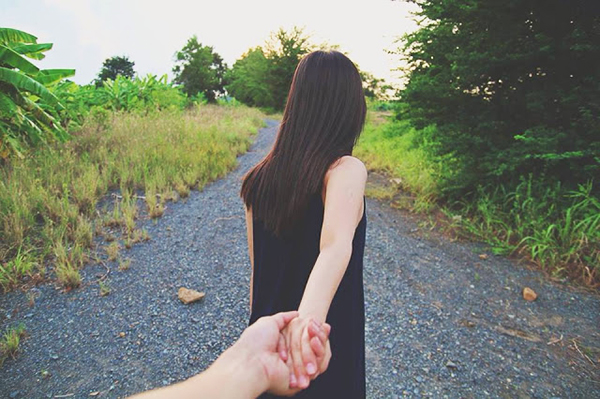 tay-trong-tay-nhung-theo-phong-cach-nam-tay-em-di-khap-the-gian