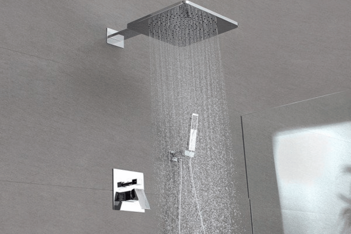 Tận hưởng không gian phòng tắm thêm gọn gàng và hiện đại với sen tắm âm tường.