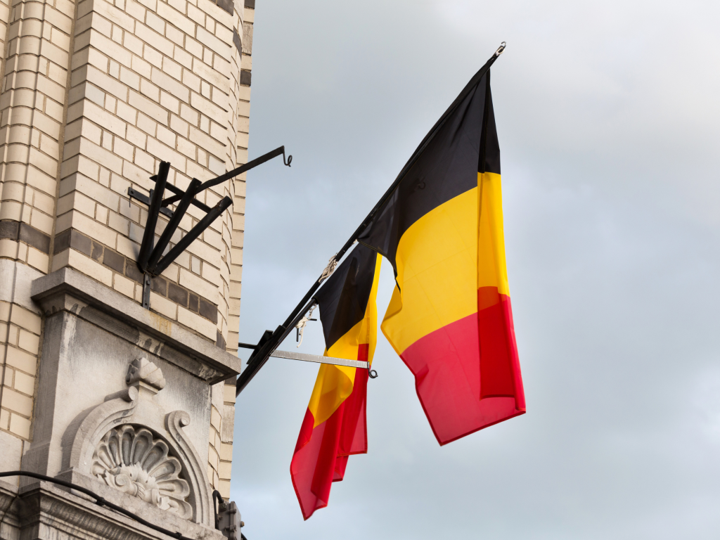 Cờ Đức và cở Bỉ khác nhau như thế nào?