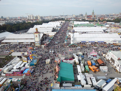 Lều bia tại lễ hội tháng 10 -  Oktoberfest