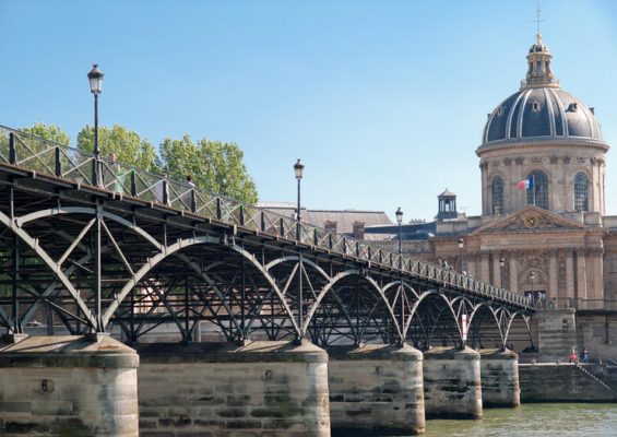 127760_paris_pont-des-arts_shutterstock_94150270-565x400-1 Paris
