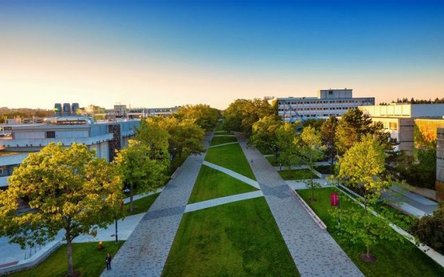 truong-ve-it-o-canada-