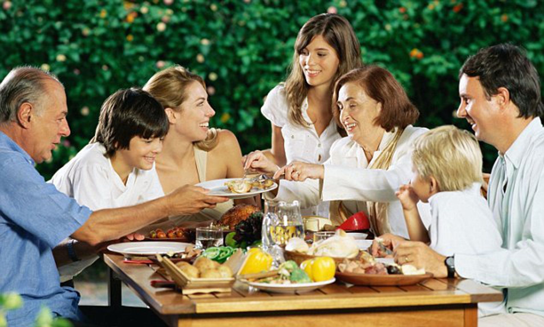 au-pair-bua-an-gia-dinh tham-gia-au-pair-giup-nang-cao-ngoai-ngu