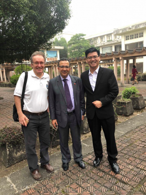 picture3-300x400-1 sinh-vien-phap-dong-loat-huong-ung-ngay-hoi-quoc-te-2