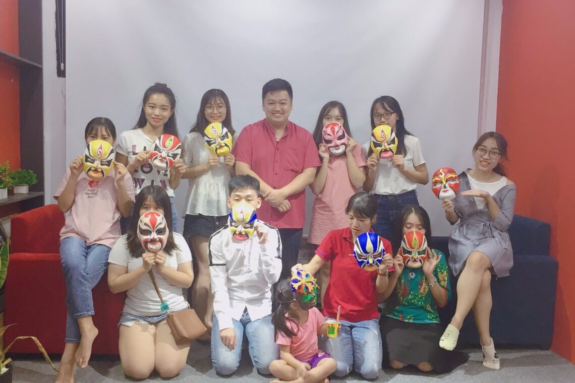 Ngày hội văn hóa Trung Quốc – Bế giảng, cắt giấy và vẽ mặt nạ kinh kịch