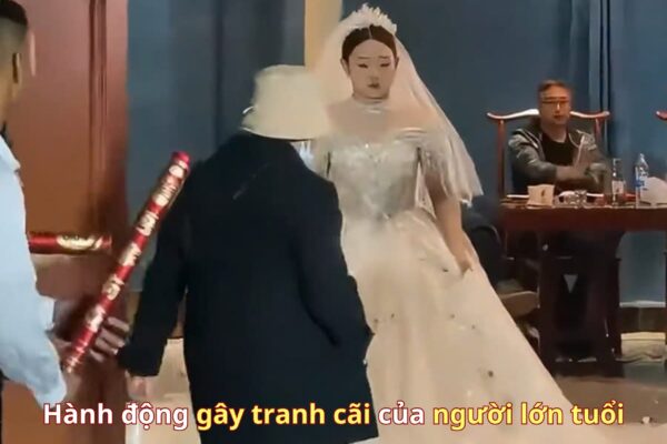 Hành động gây tranh cãi của người lớn tuổi trong đám cưới Trung Quốc