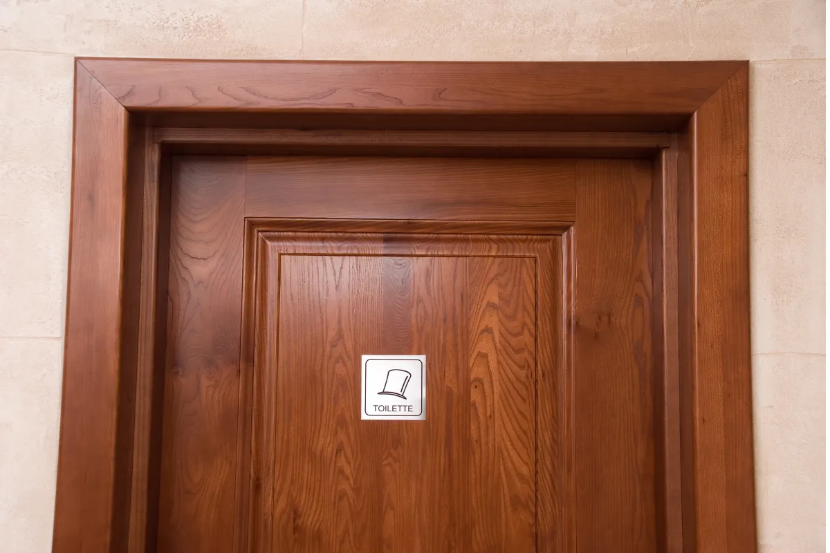 Có tổng cộng bốn tiêu chí cốt yếu giúp khách hàng có cơ sở để lựa chọn loại cửa cho phòng vệ sinh