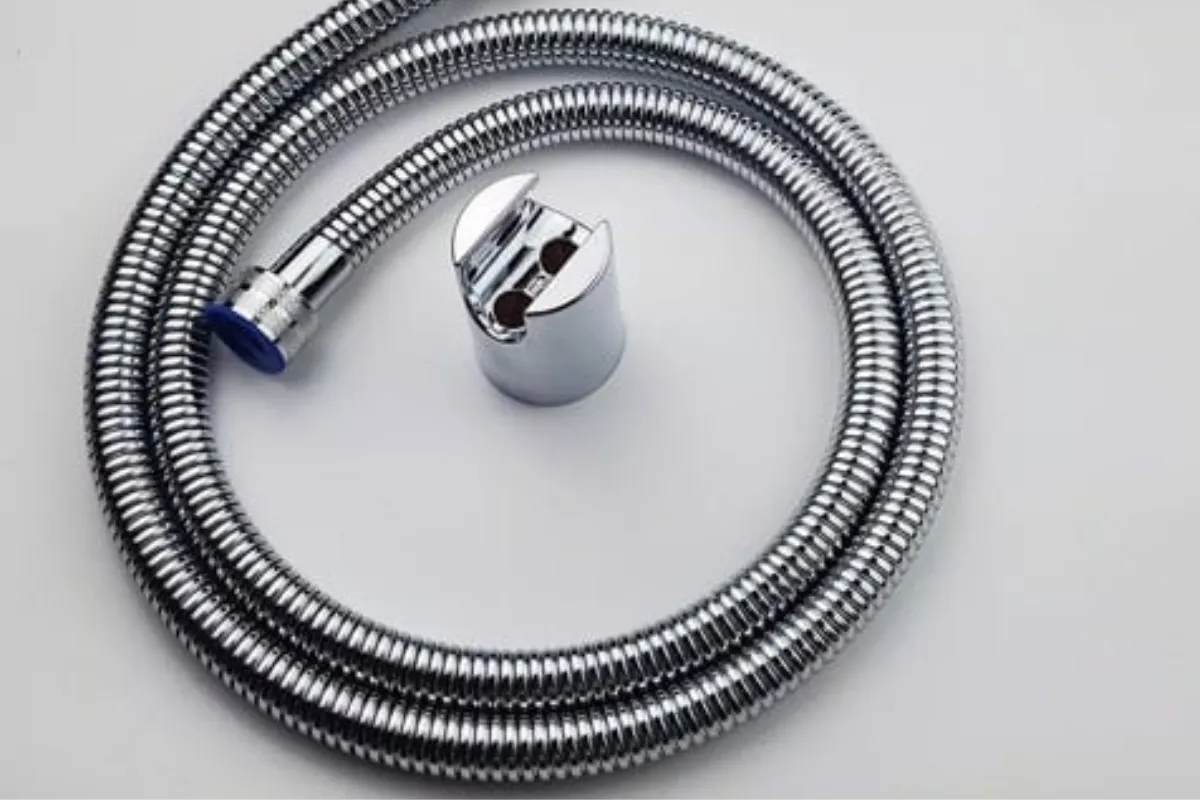 Loại dây xịt inox thường là dạng dây rút 3 lớp, có khả năng chống xoắn gập, không bị hoen gỉ, ố bẩn và dễ vệ sinh