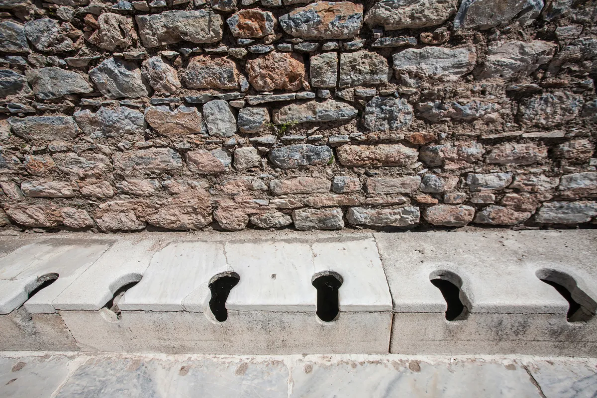 Nhà vệ sinh thời cổ đại sơ khai có gì thú vị