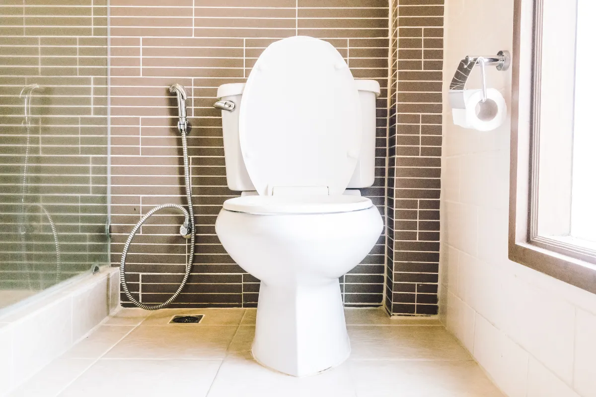 Vòi xịt có khả năng loại bỏ mọi vết bẩn và có thể di chuyển dễ dàng, với tia nước mạnh và phạm vi xa giúp làm sạch mọi góc khuất trong phòng tắm một cách dễ dàng