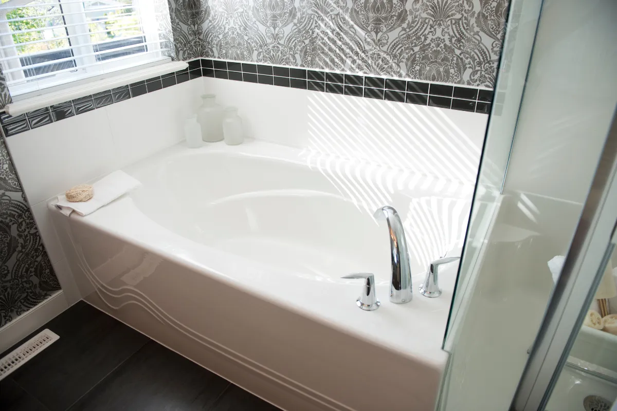 Việc thiết kế phòng tắm với bồn tắm giúp tránh việc nước bắn ra các khu vực khác, giữ cho phòng tắm luôn khô ráo và thoáng mát