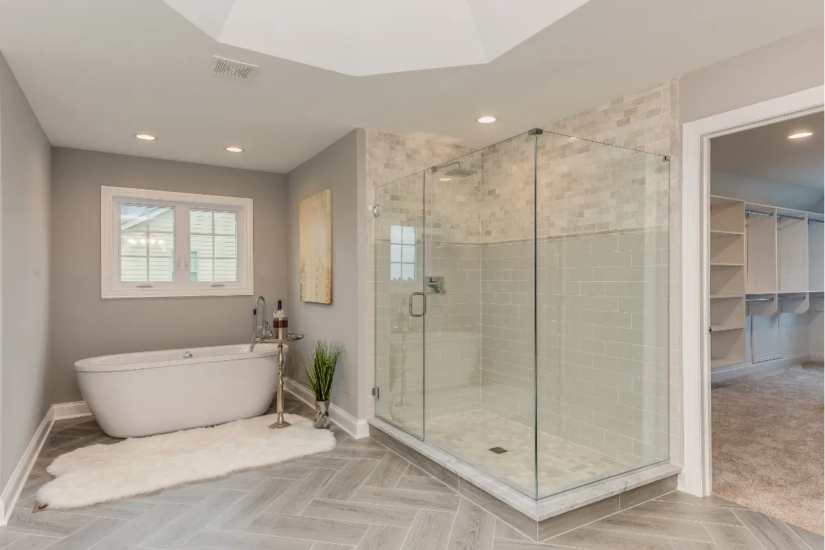 Với bồn tắm đứng, thường sử dụng kính cường lực trong suốt để tạo vách ngăn với các không gian khác trong phòng tắm