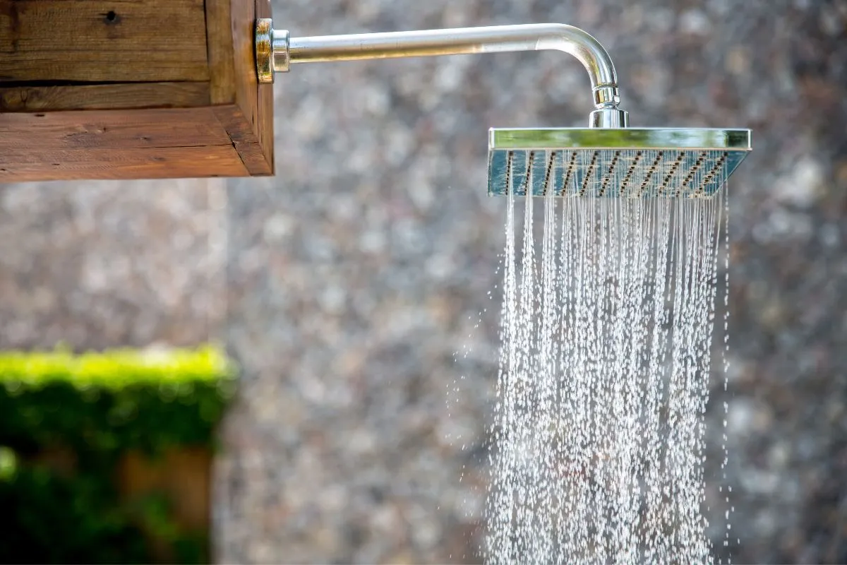 Vòi sen tắm ngoài trời là một thiết bị tạo ra dòng nước để tắm rửa hoặc thư giãn tại các không gian ngoại trời