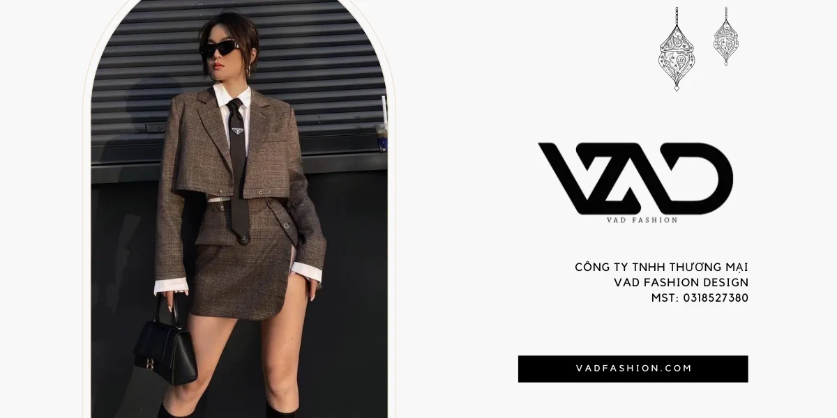 Kết hợp với chân váy tennis, xếp ly, caro