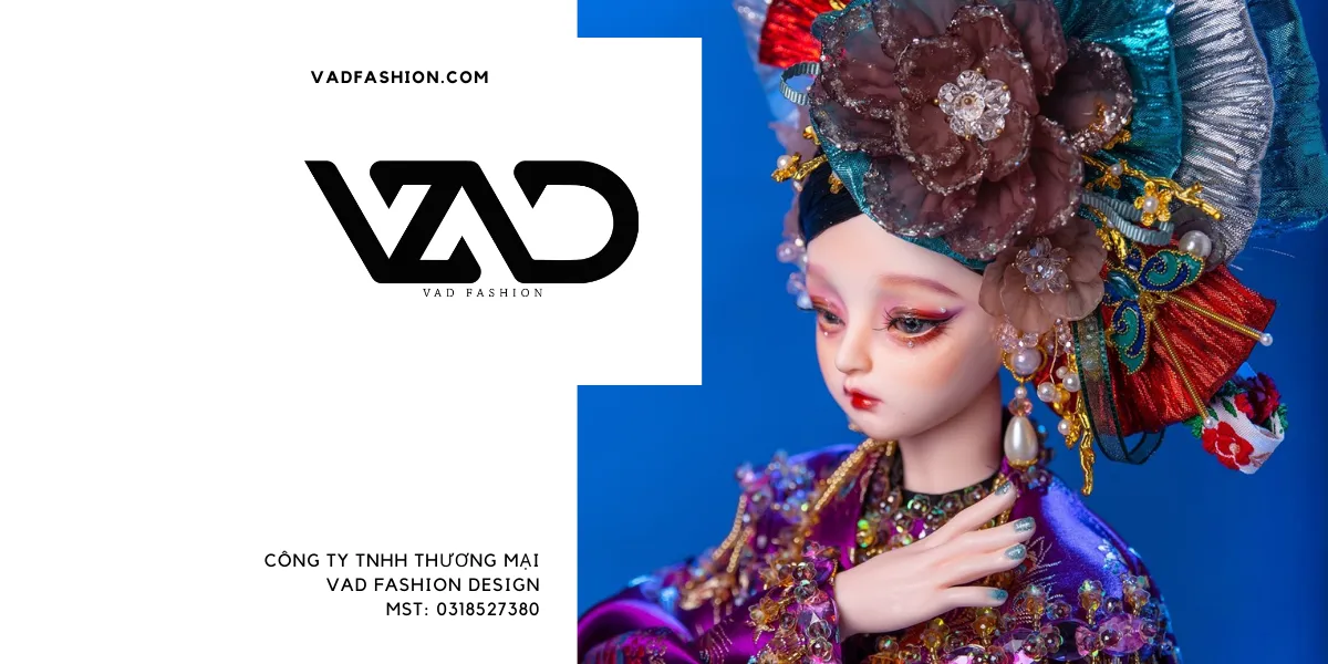 Bộ sưu tập trang phục từ Vân Anh Scarlet bao gồm những bộ lễ phục được thiết kế cầu kỳ, với màu sắc nổi bật như đỏ, xanh lá, vàng và trắng