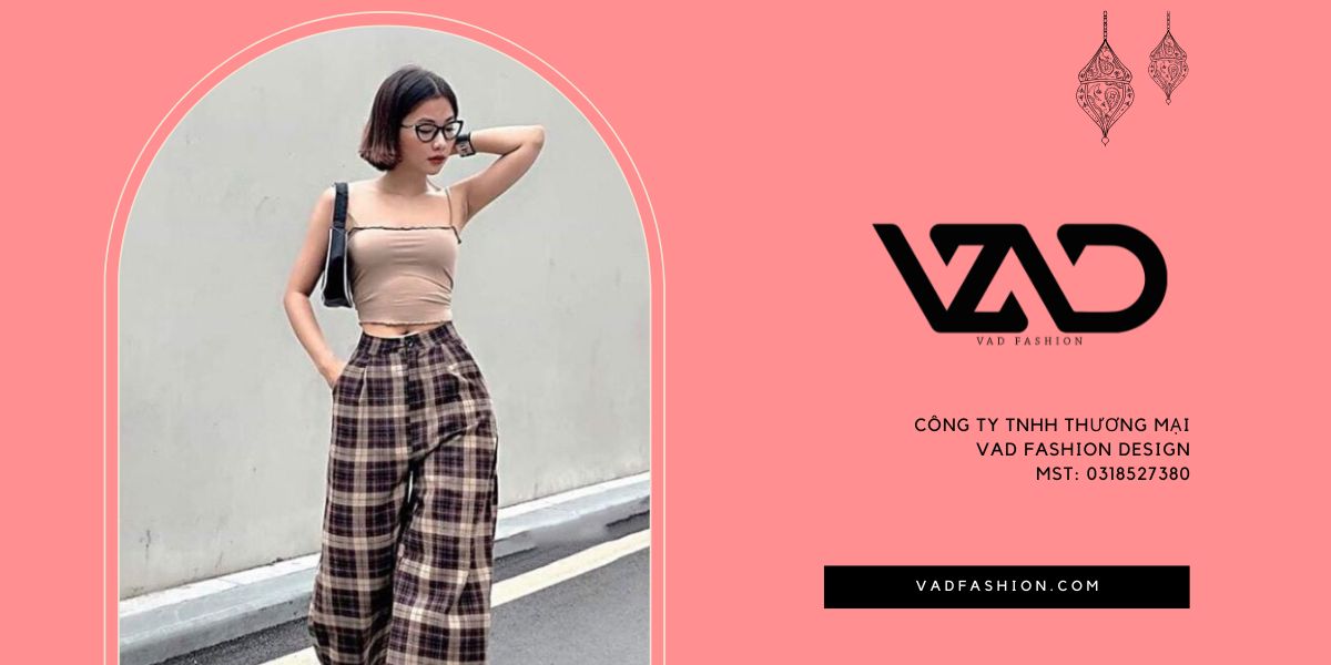 Áo croptop cùng quần kẻ caro nâu
