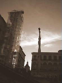 220px-a_black_and_white_photograph_reina_sofia_museum_madrid_spain Bảo tàng Reina Sofía năm 1992