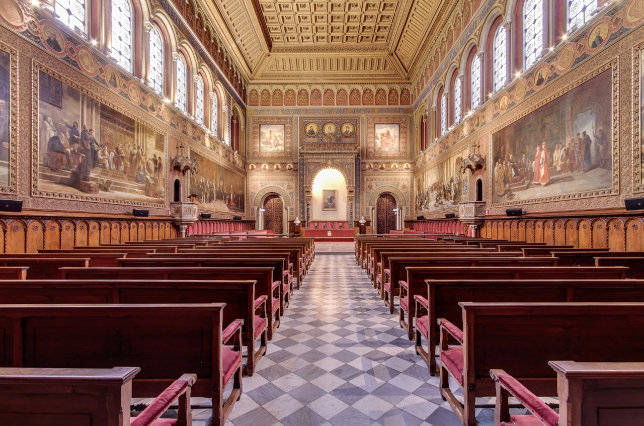 ben-trong-dai-hoc-barcelona