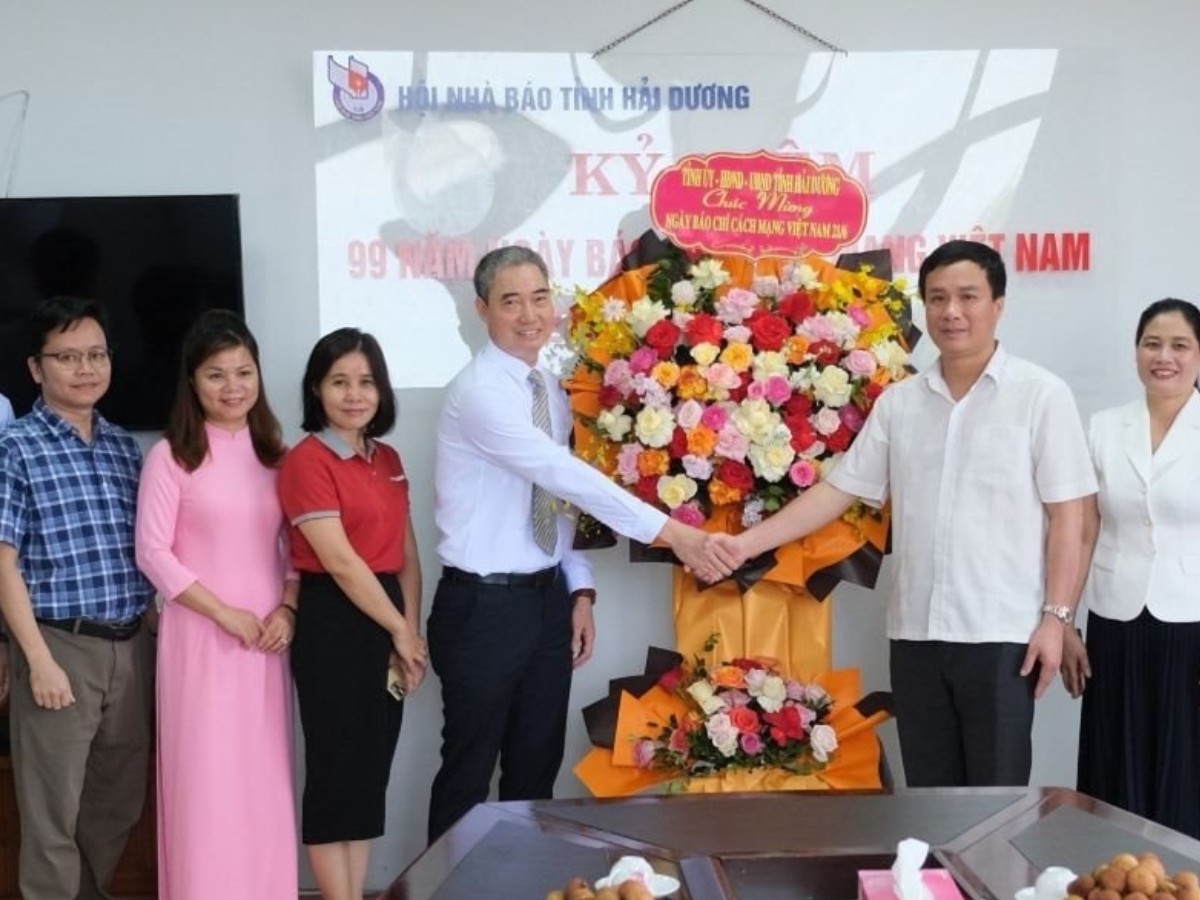 Đồng chí Chủ tịch UBND tỉnh Triệu Thế Hùng tặng hoa chúc mừng Hội Nhà báo tỉnh Hải Dương