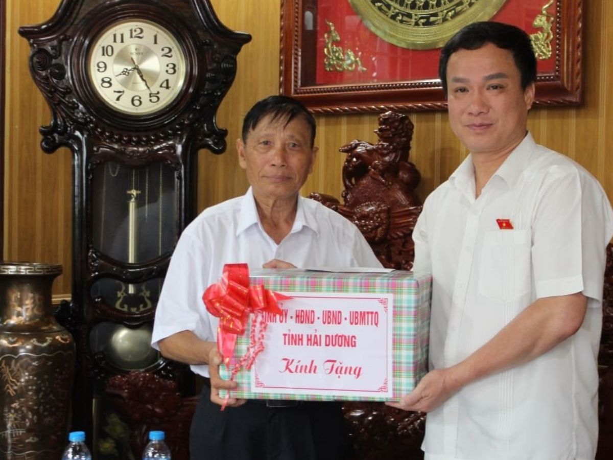 Đồng chí Chủ tịch UBND tỉnh Triệu Thế Hùng tặng quà ông Chu Văn Dũng (sinh năm 1949, thương binh) ở xã Vĩnh Hòa