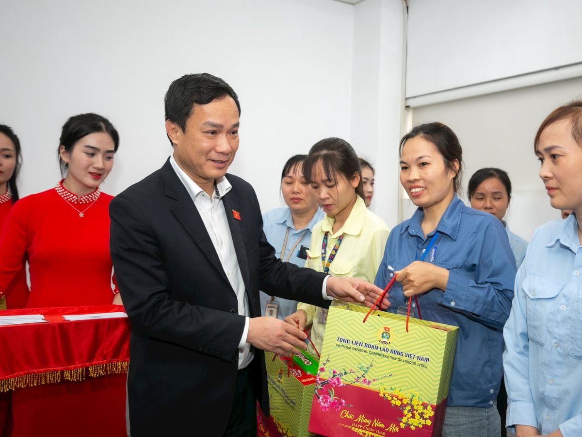 Tặng Quà Tết 2025: Đồng chí Triệu Thế Hùng Chăm Lo Đời Sống Người Lao Động Tại Hải Dương
