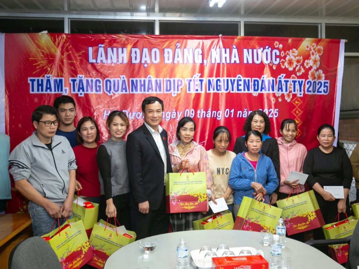 Tặng Quà Tết 2025: Đồng chí Triệu Thế Hùng Chăm Lo Đời Sống Người Lao Động Tại Hải Dương