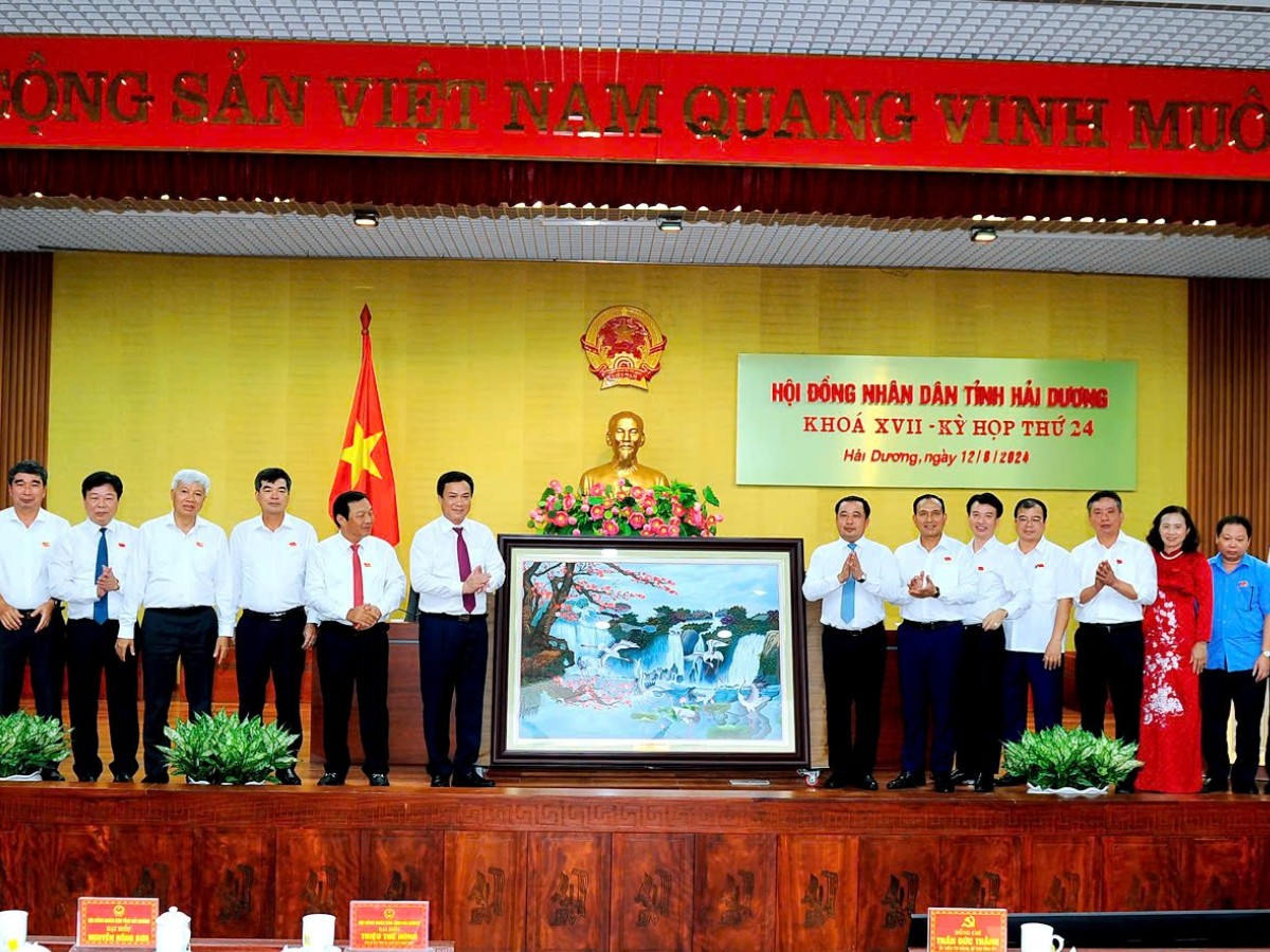 Lãnh đạo Tỉnh uỷ, HĐND, UBND và Uỷ ban MTTQ tỉnh Hải Dương trao tặng ông Triệu Thế Hùng bức tranh kỷ niệm. Ảnh_ Thành Chung