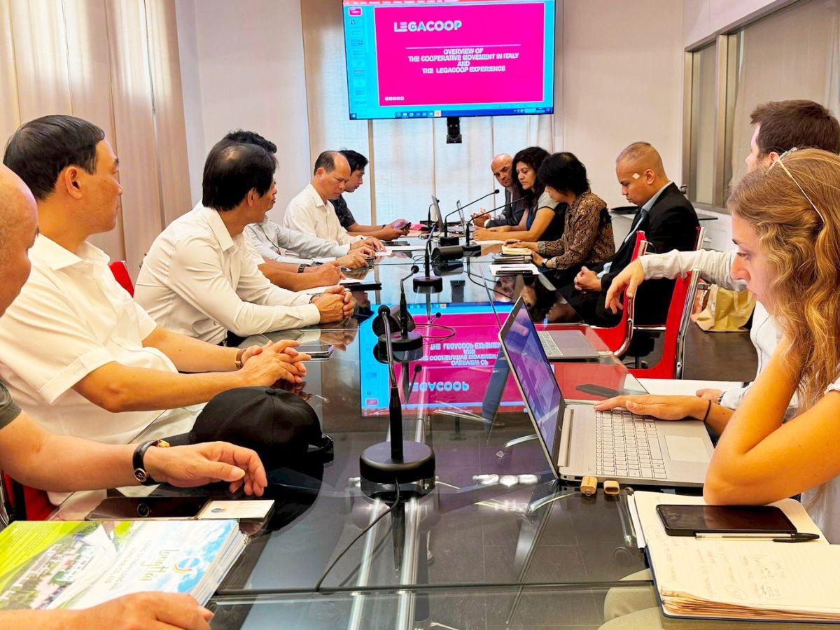 Đoàn công tác của tỉnh Hải Dương làm việc với LEGACOOP