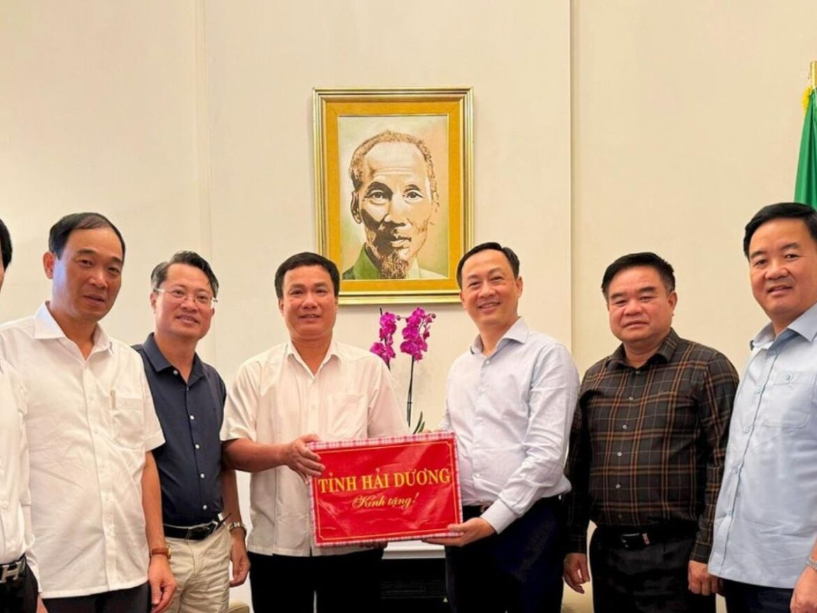 Đoàn công tác tặng quà Đại sứ Dương Hải Hưng