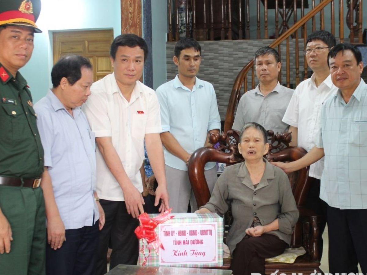 Đồng chí Chủ tịch UBND tỉnh Triệu Thế Hùng cùng các đồng chí trong đoàn hỏi thăm, tặng quà bà Hà Thị Liên (sinh năm 1949), vợ liệt sĩ ở xã Hồng Dụ