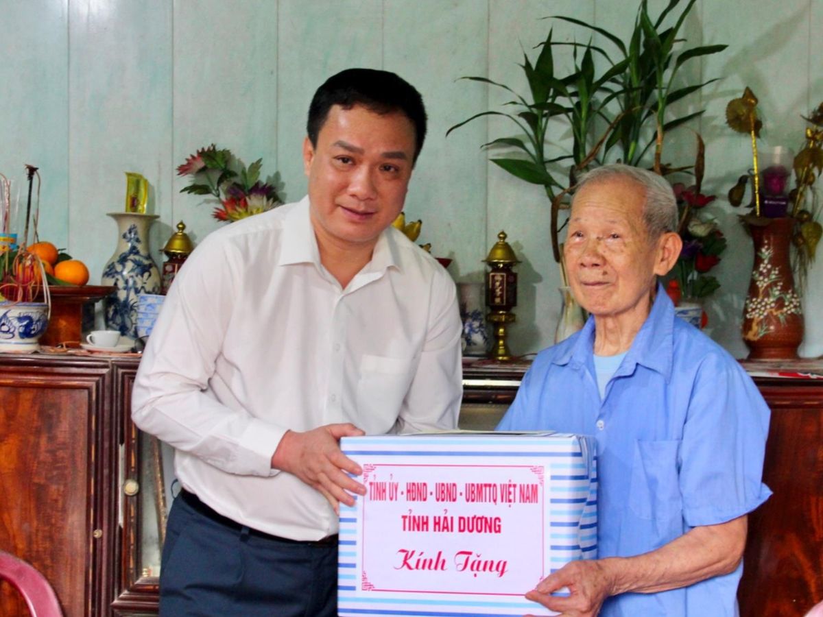 Đồng chí Chủ tịch UBND tỉnh Triệu Thế Hùng đến thăm, tặng quà ông Nguyễn Văn Beng là thương binh ở khu 7, thị trấn Thanh Hà